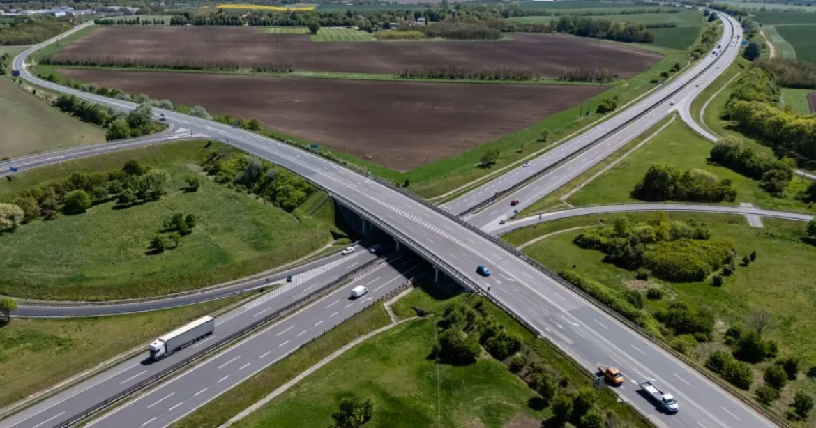 M6-os üzemeltetés: ismeretlen döntési alapok, nyilvánosságot követelnek