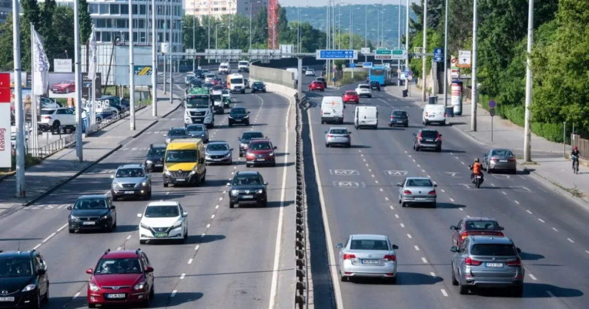 Javítási munkák az M1-M7-en és az M0-on – itt lesznek sávzárások